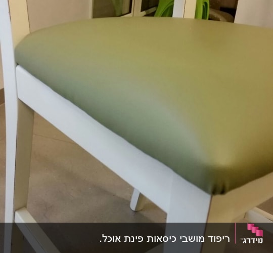כיסא עם ריפוד ירוק על מושב עץ לבן